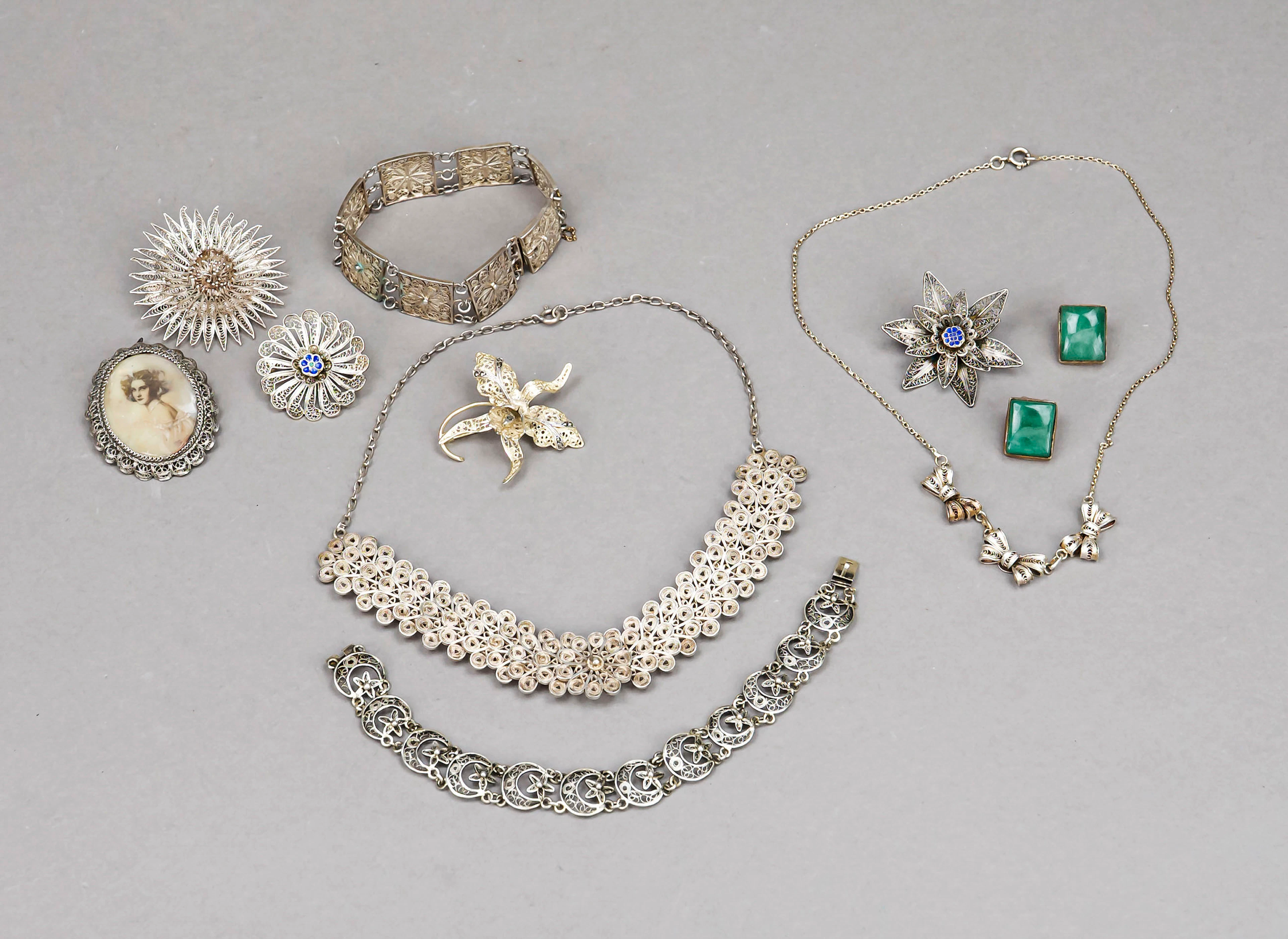 Konvolut von elf Teilen Schmuck