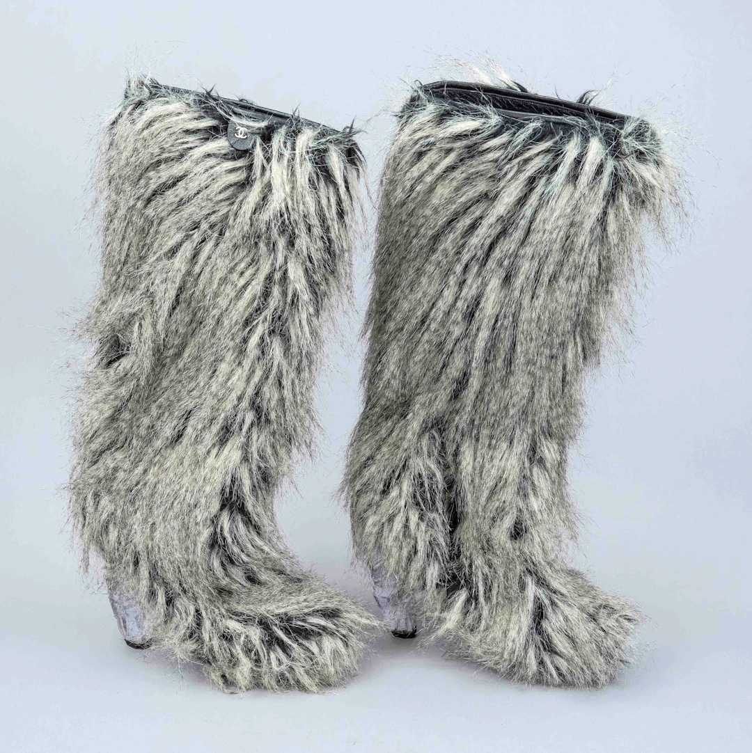 Chanel, Fellboots in Grautönen mi