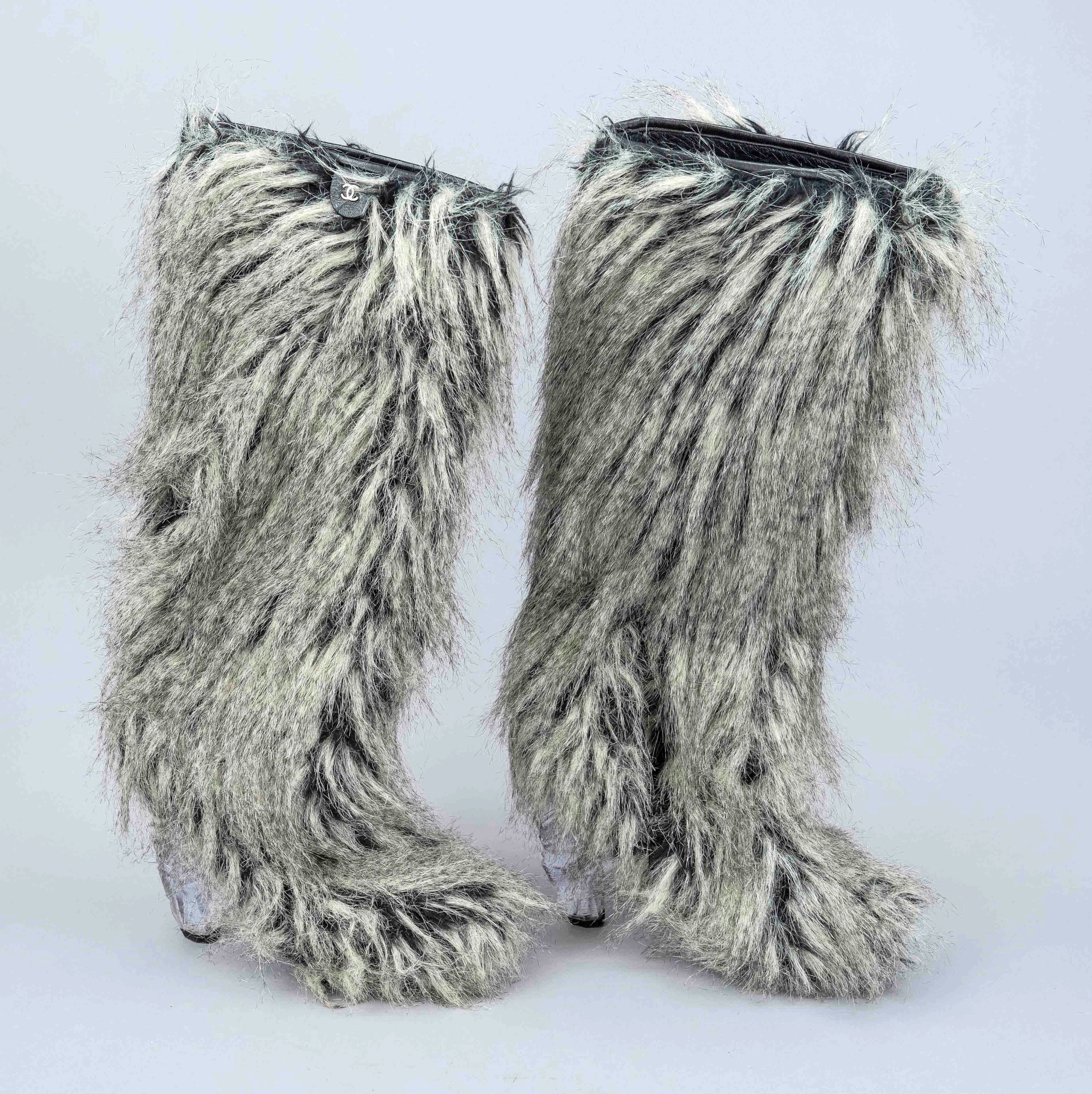 Chanel, Fellboots in Grautönen mi