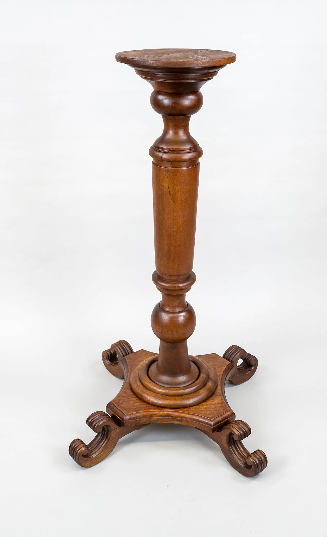 Säule mit breitem Sockel, wohl En