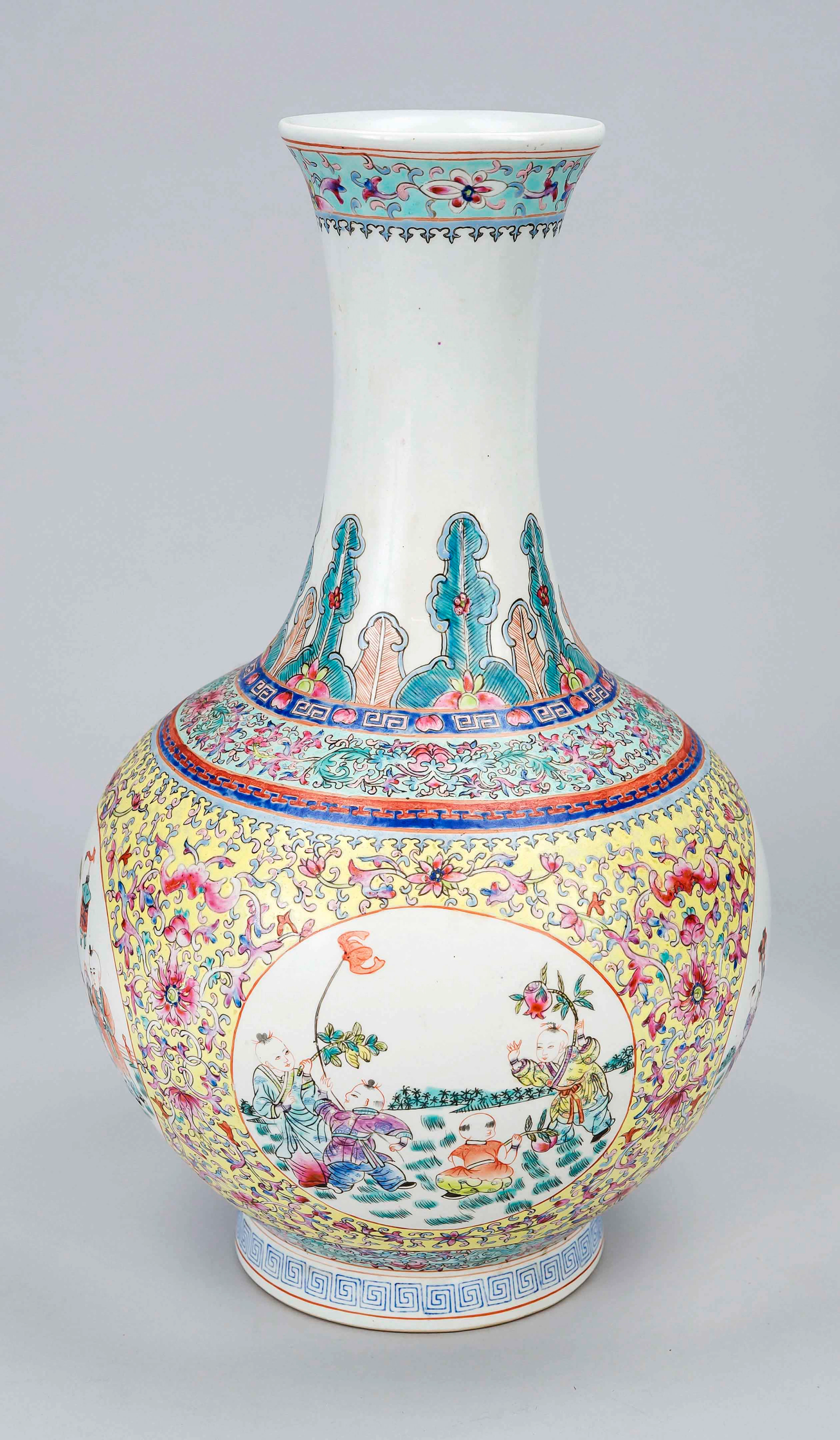 Gelbgrundige famille rose vase, C