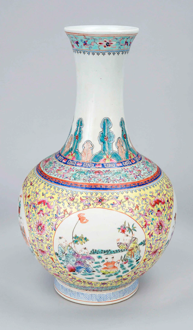 Gelbgrundige famille rose vase, C