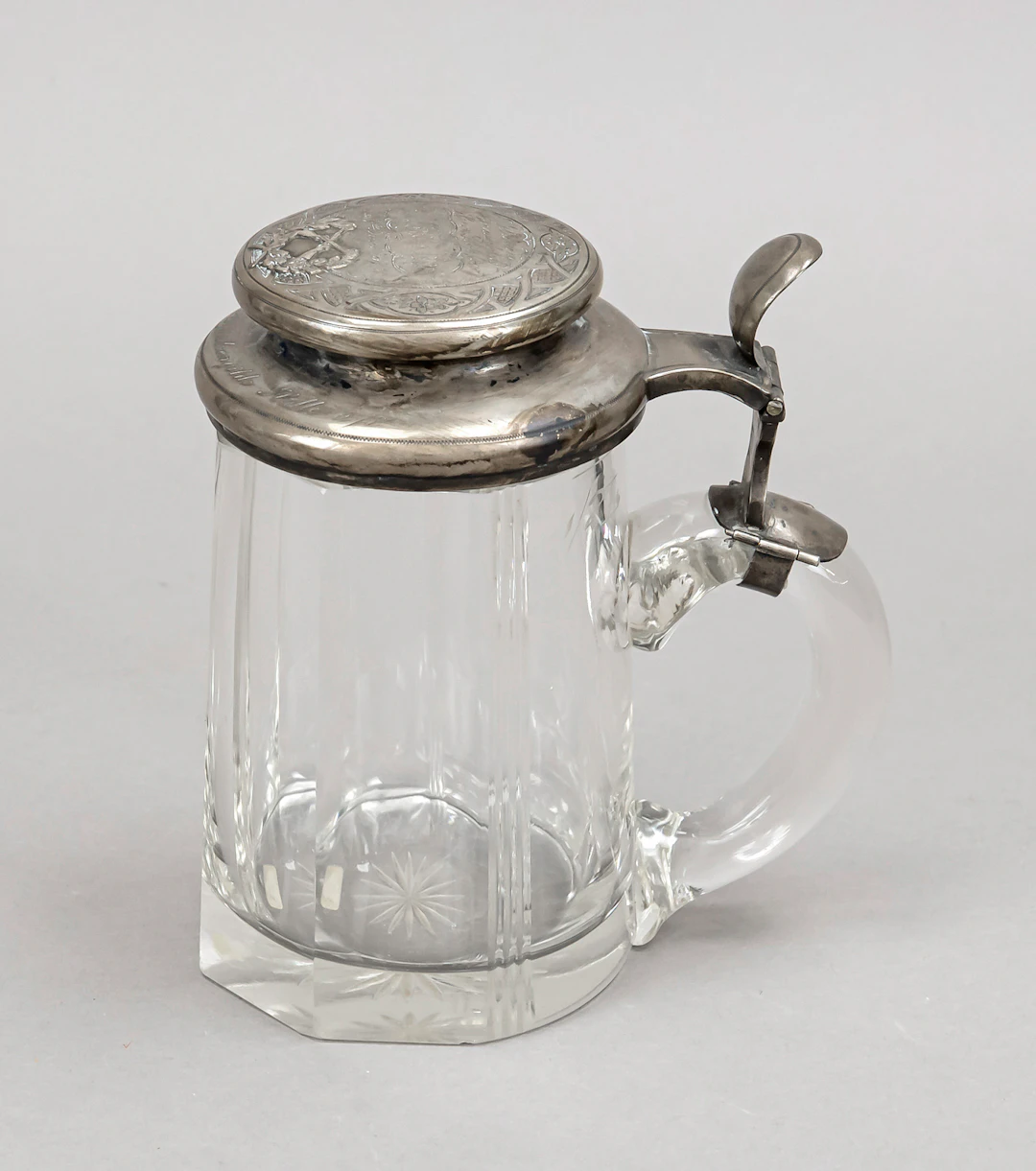 Bierhenkelkrug mit Klappdeckelmon