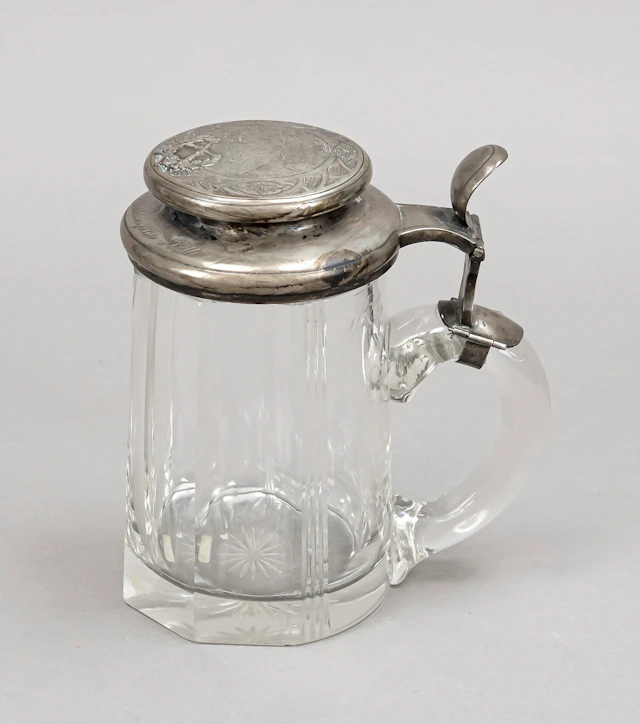 Bierhenkelkrug mit Klappdeckelmon
