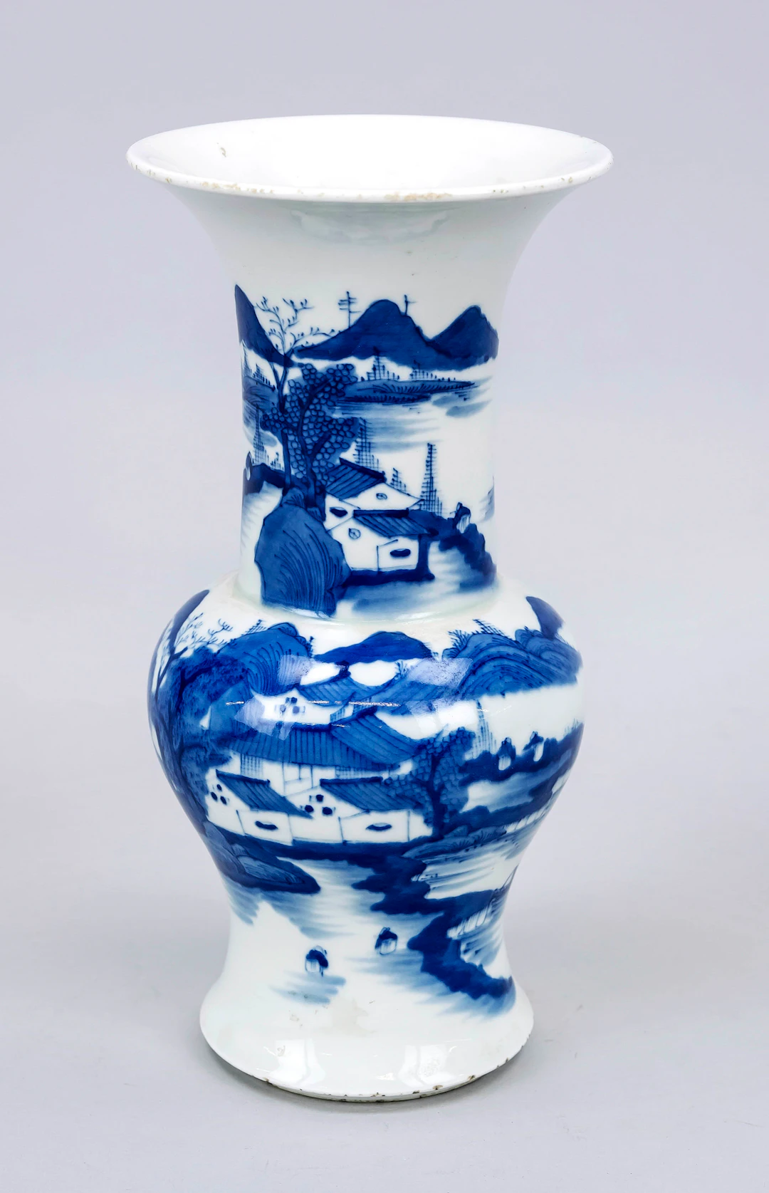Blau-weiße Vase mit Landschaftsde