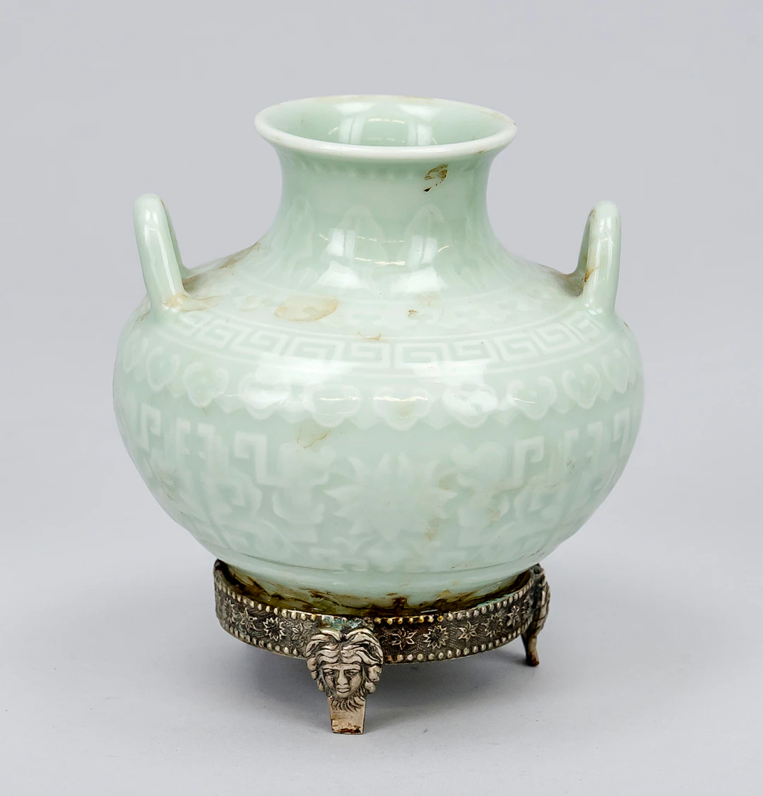 Monochrome Vase mit Metallmontier