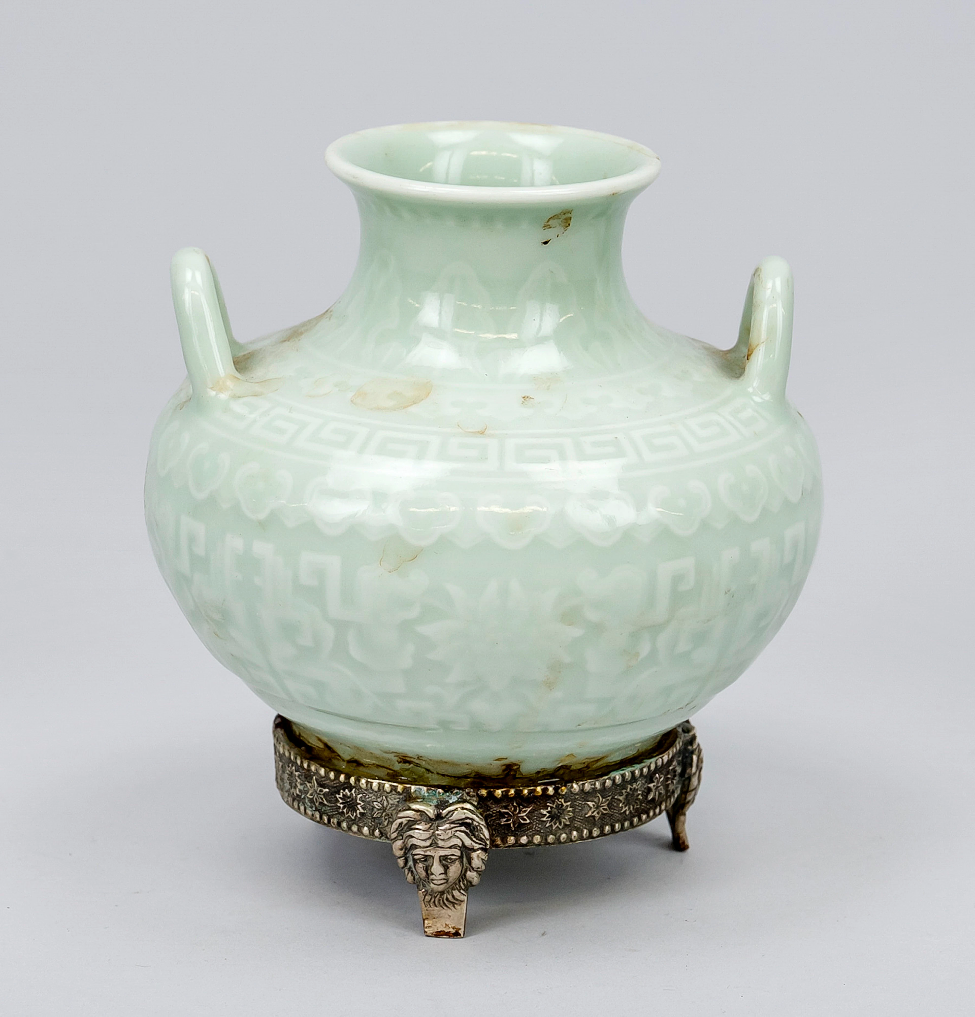 Monochrome Vase mit Metallmontier