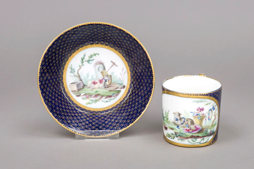 Tasse mit UT, Sevres, Frankreich