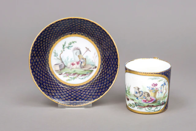 Tasse mit UT, Sevres, Frankreich