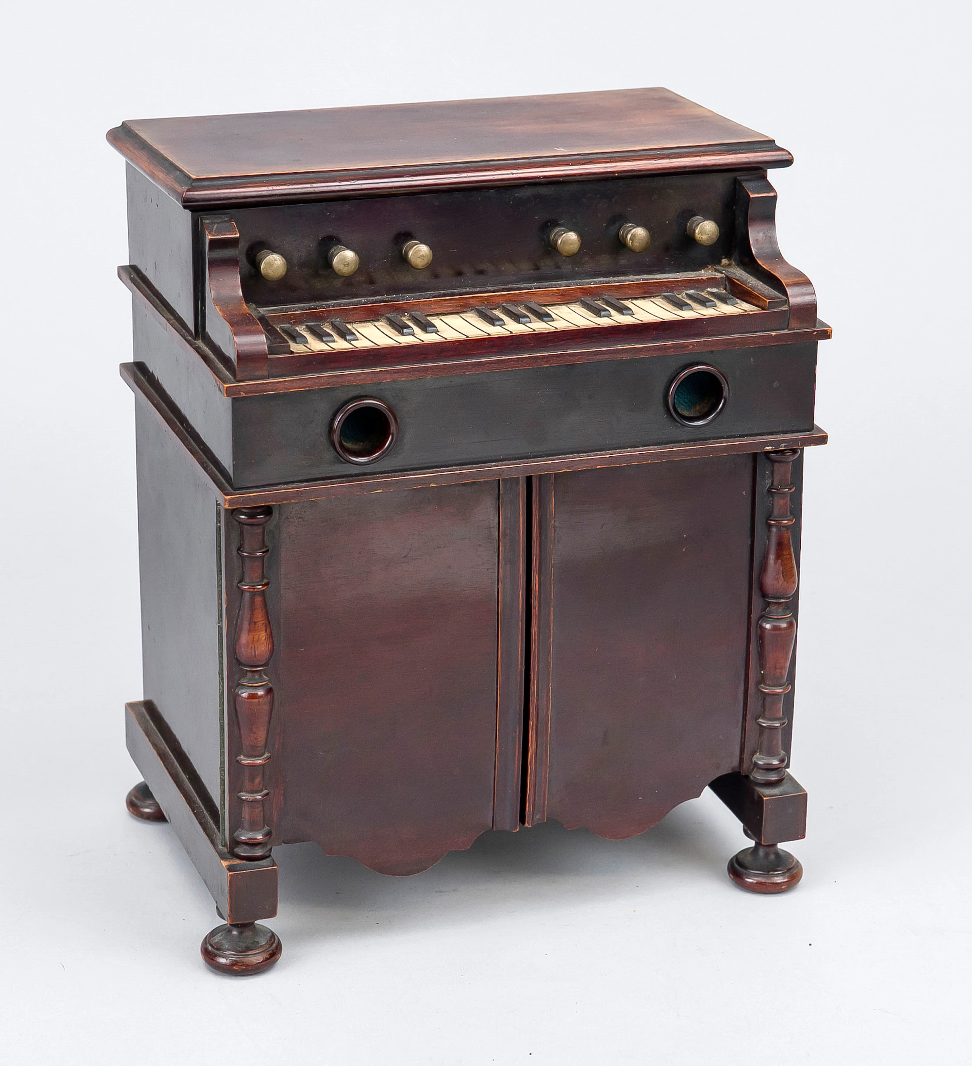 Raucher-Set als Miniatur-Klavier