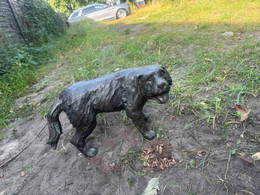Gartenfigur Hund mit erhobenem Be