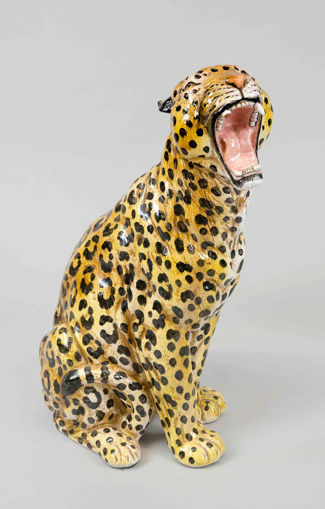 Sitzender Leopard als Wächterfigu