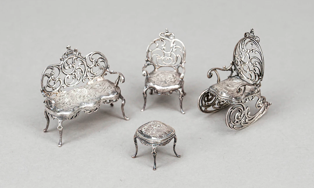 Vier Miniatur-Sitzmöbel, Deutsch
