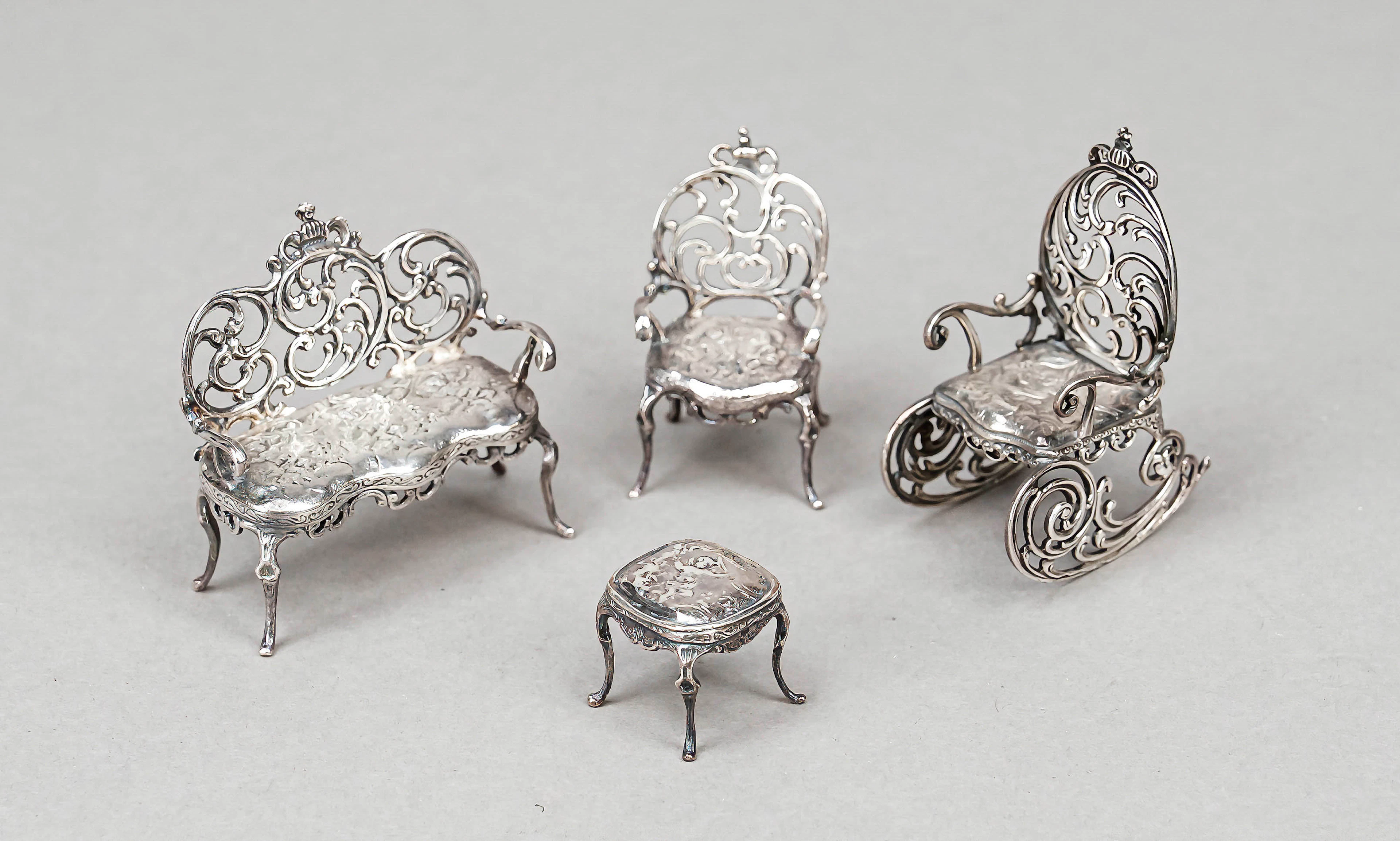 Vier Miniatur-Sitzmöbel, Deutsch