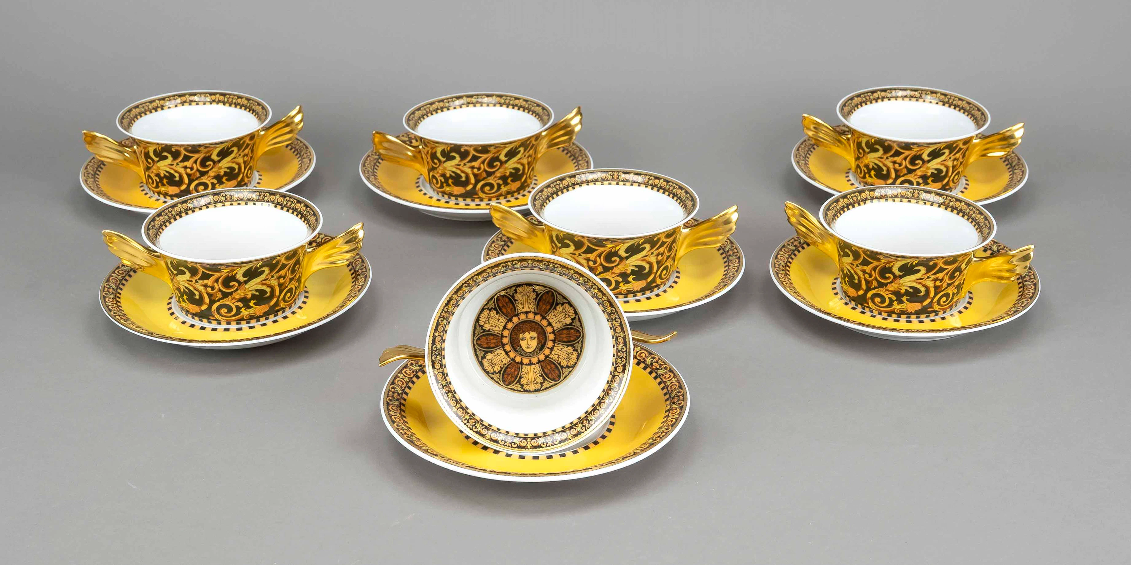 Sieben Suppentassen mit Untertasse