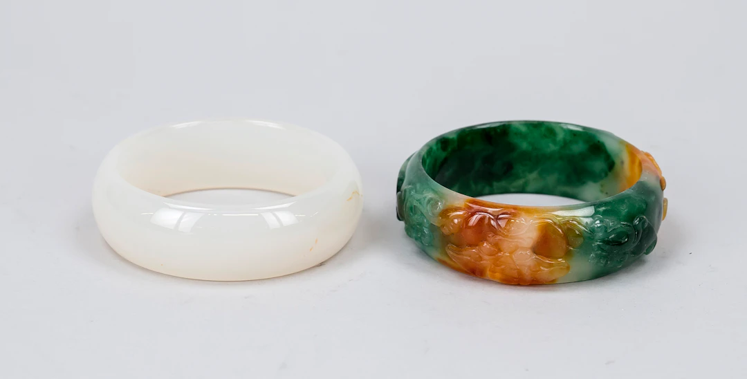 2 Armreifen, China, 20. Jh., Jade