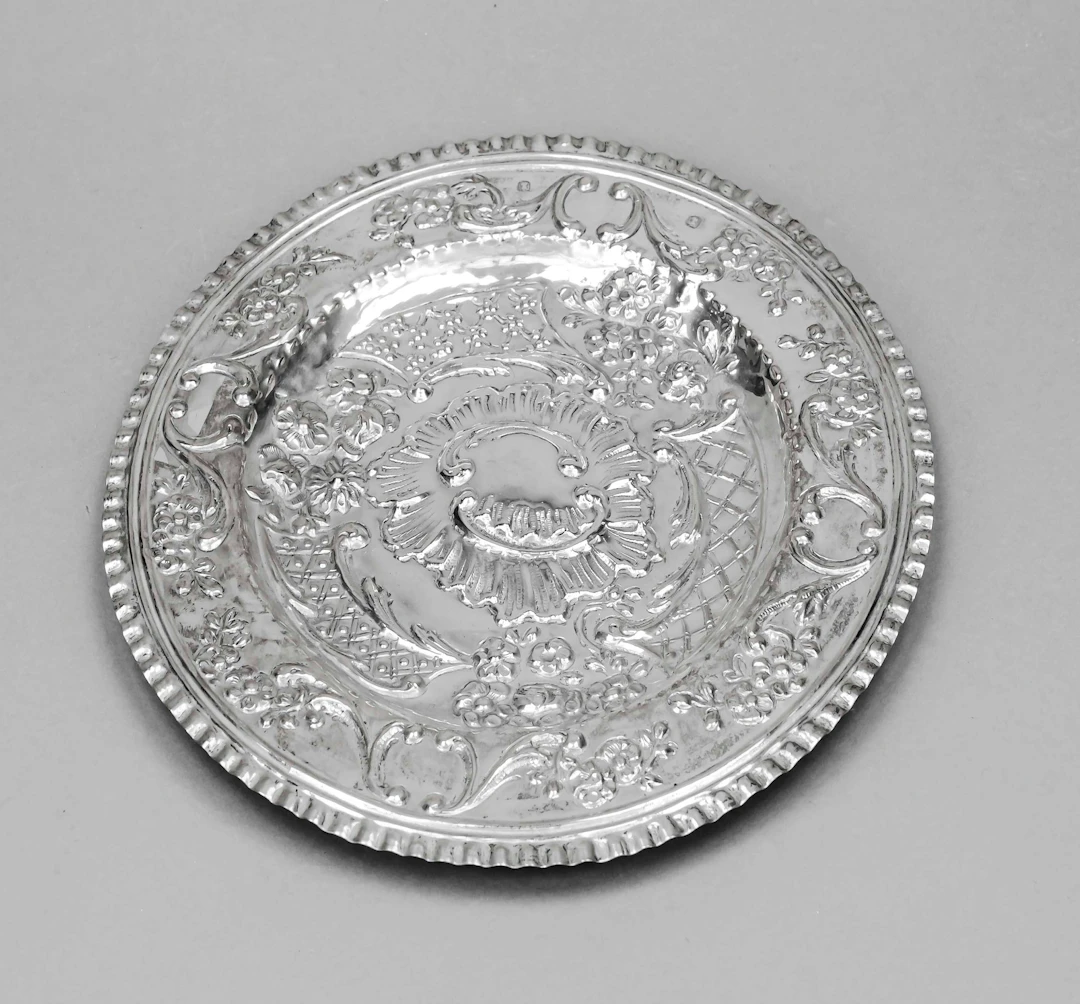 Reliefteller, um 1900, wohl unter