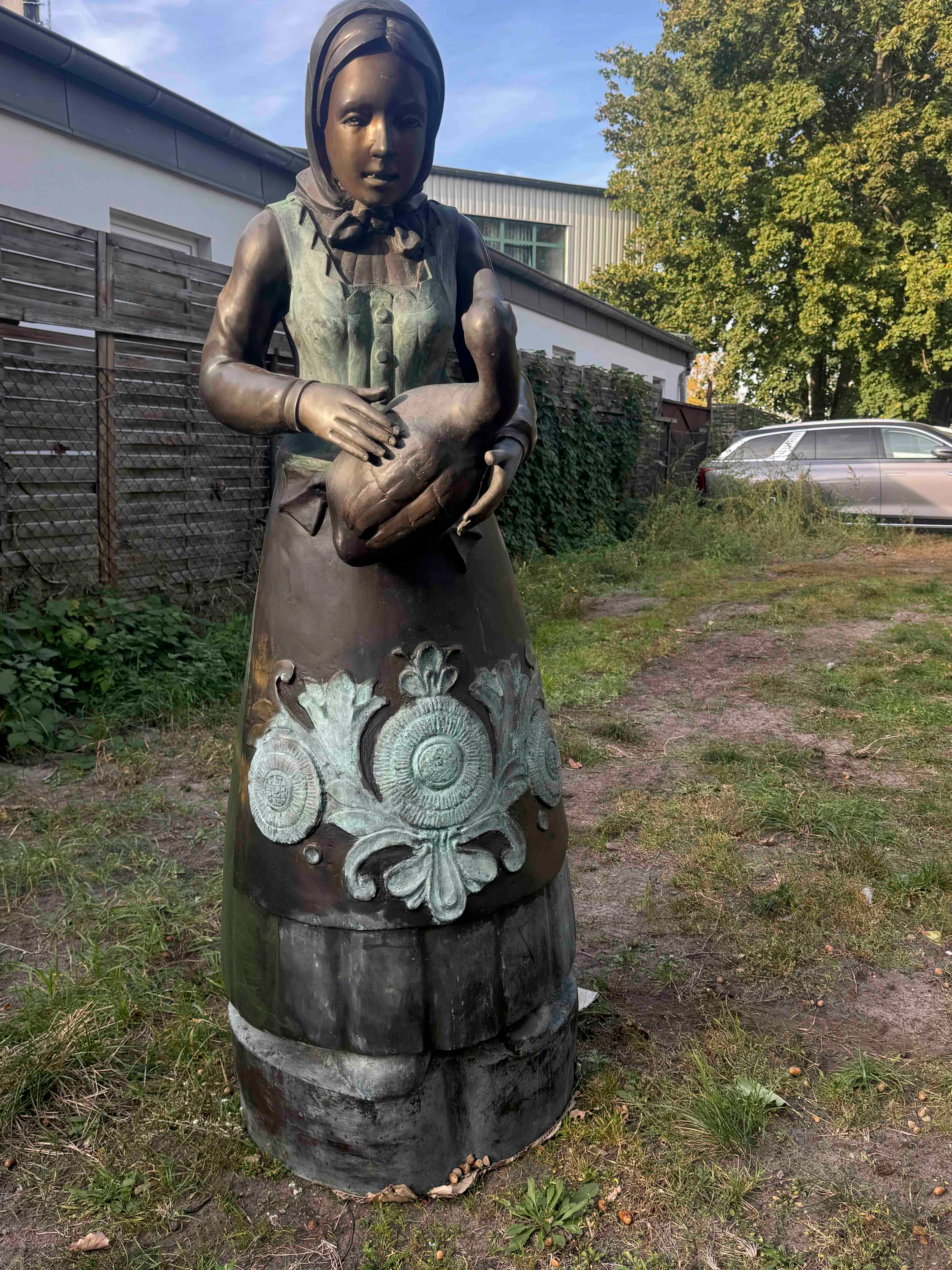 Große Gartenfigur Mädchen in Trac