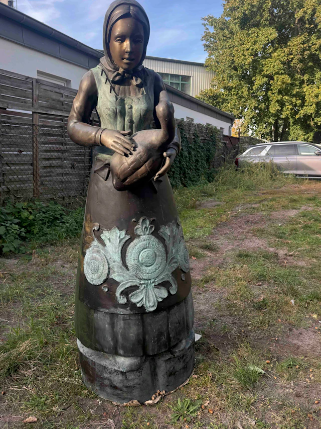 Große Gartenfigur Mädchen in Trac