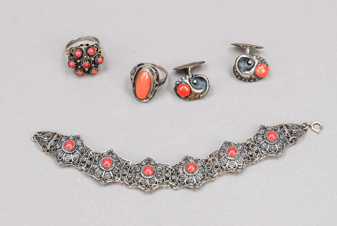 Konvolut von fünf Teilen Schmuck