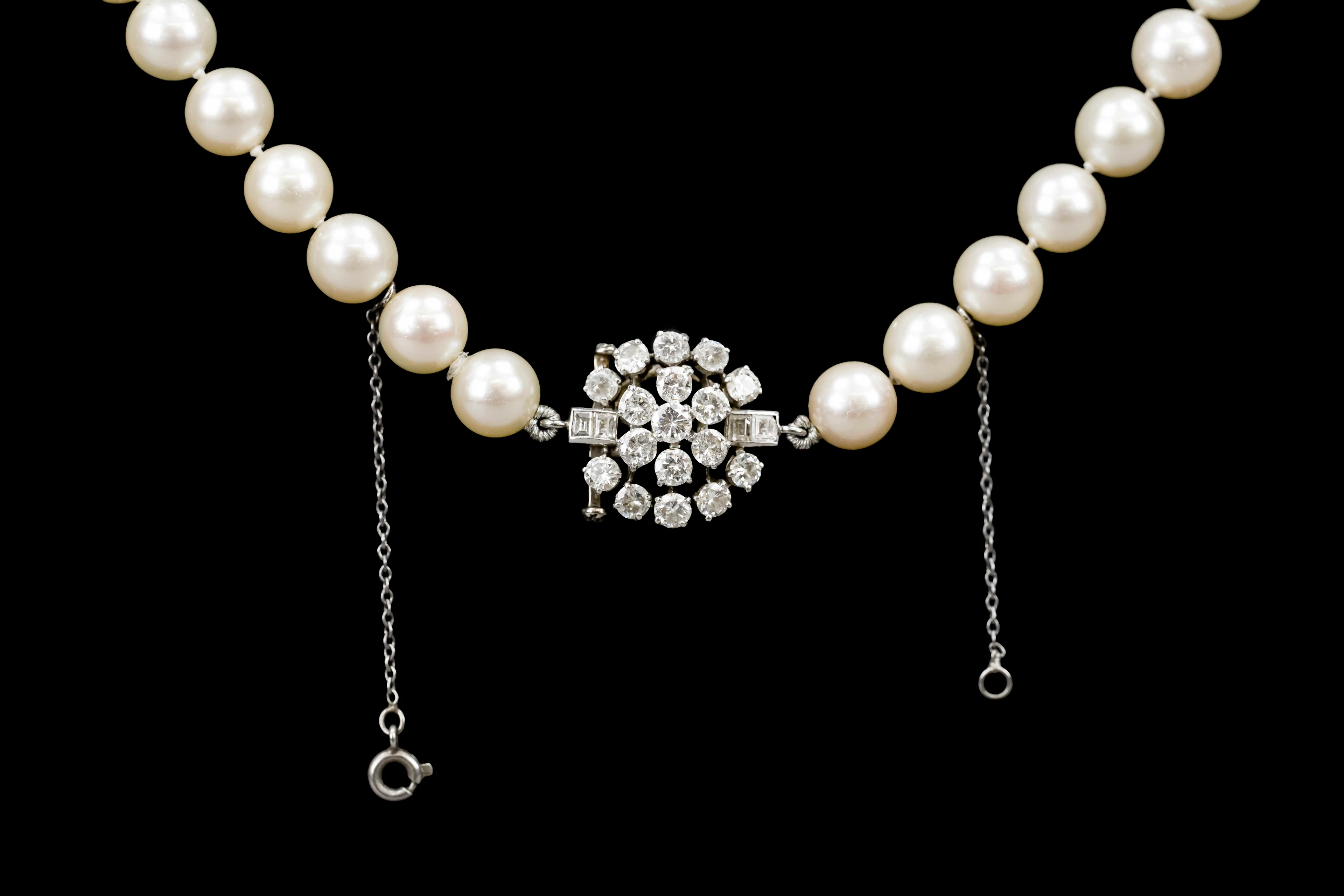 Akoyaperlen-Collier mit Prunkkast
