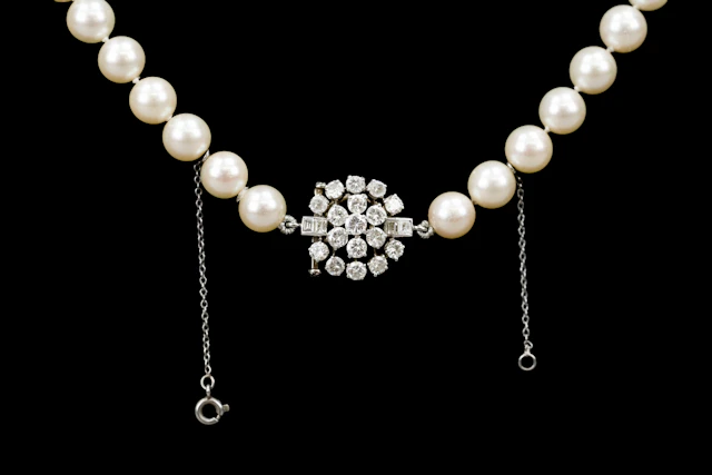 Akoyaperlen-Collier mit Prunkkast
