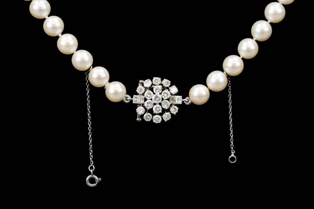 Akoyaperlen-Collier mit Prunkkast