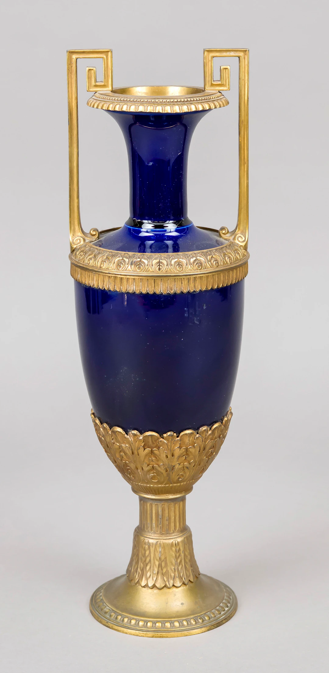 Amphorenvase mit Metallmontierung