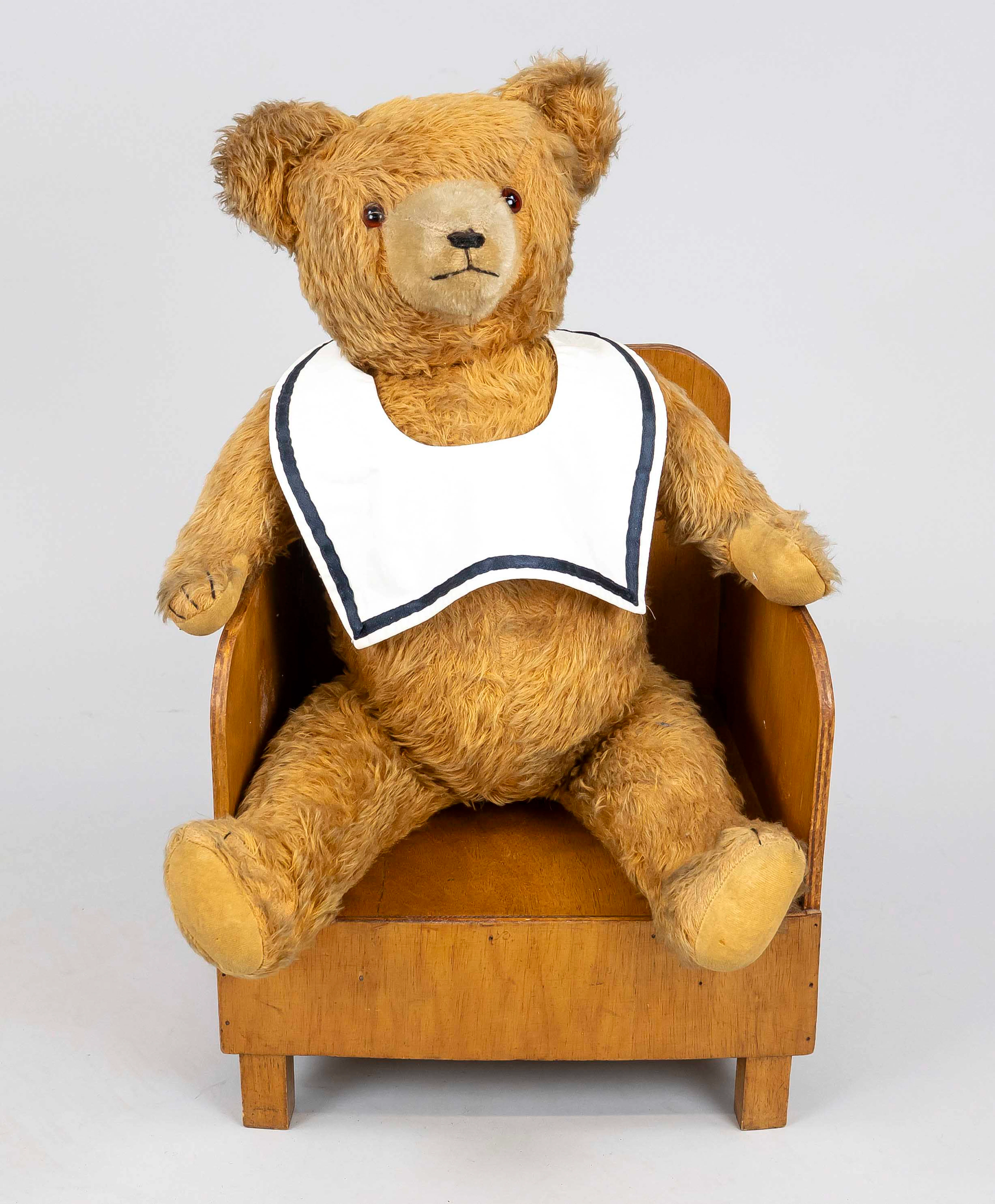 Großer Teddybär in Holzstuhl, ca.