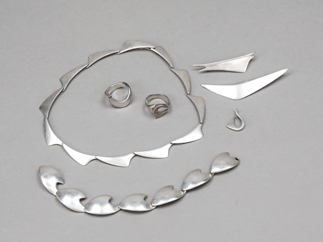 Konvolut von sieben Teilen Schmuc