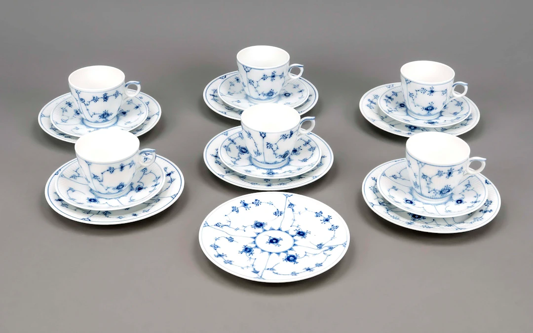 6 Kaffeegedecke und 1 Teller, 19-