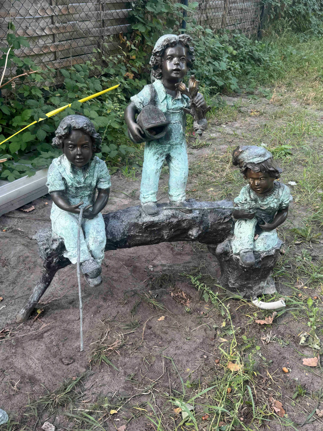 Gartenfigur 3 angelnde Kinder auf