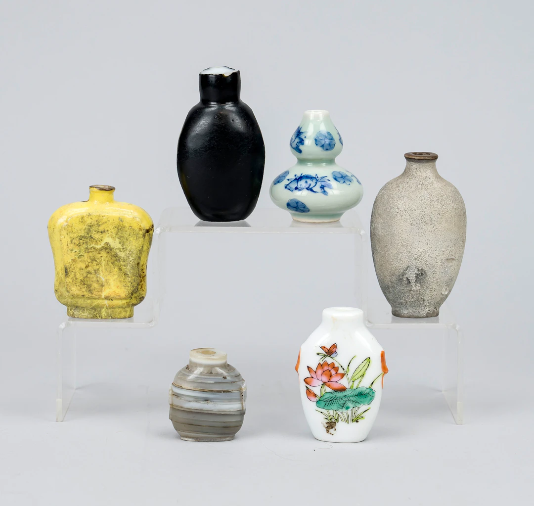 Konvolut von 5 snuff bottles und
