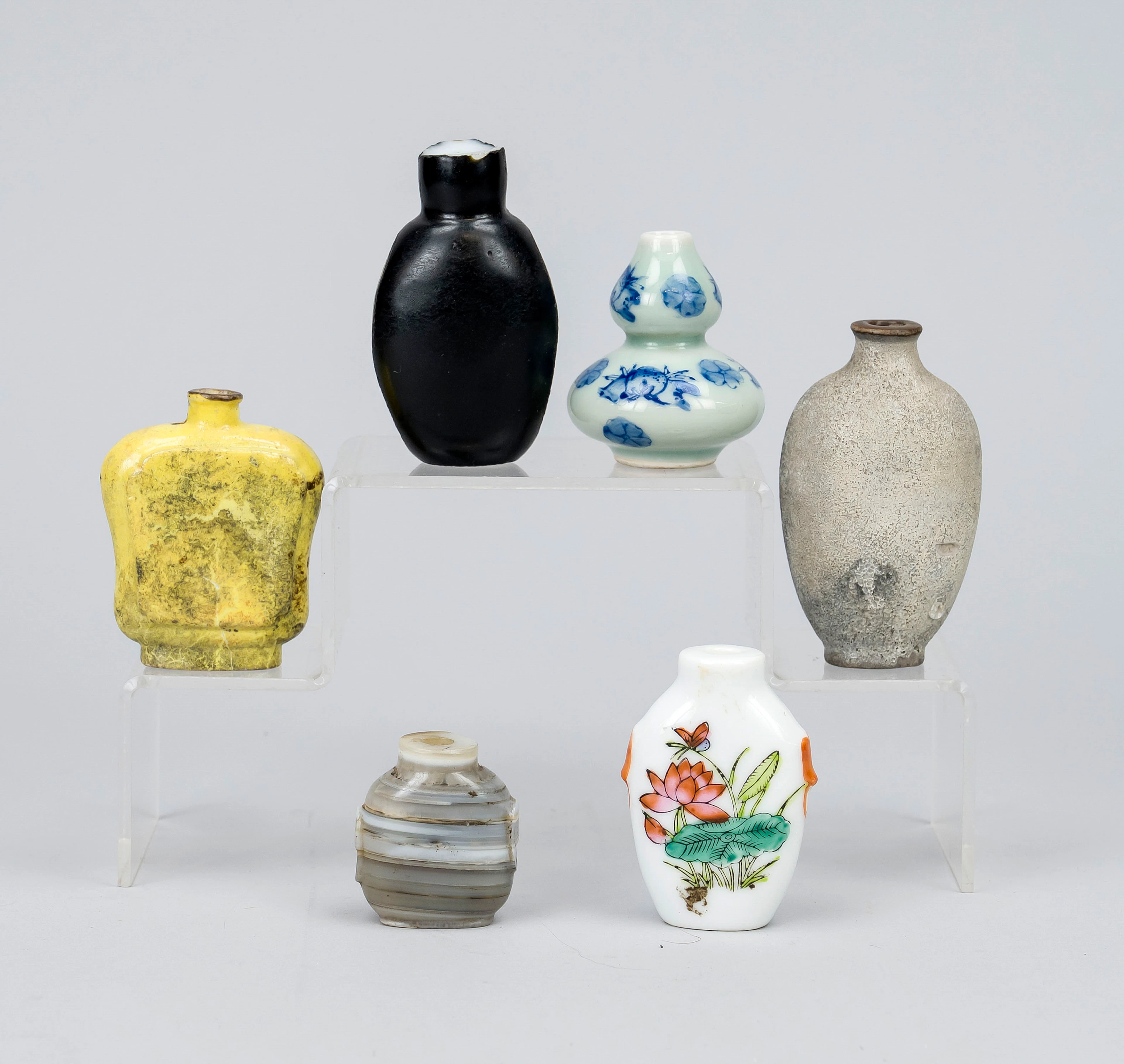 Konvolut von 5 snuff bottles und