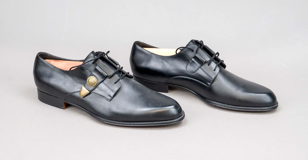 Versace, klassische Schnürschuhe
