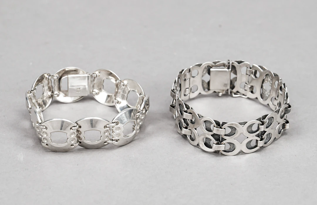 Zwei Armbänder, Deutsch, 2. H. 20