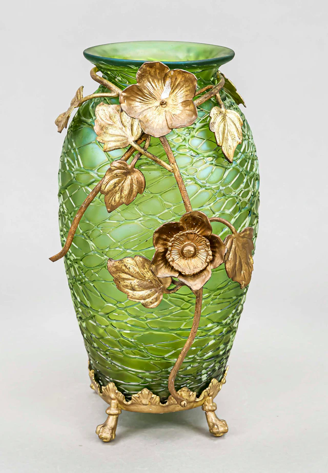 Vase mit Metallmontage, 1. H. 20.