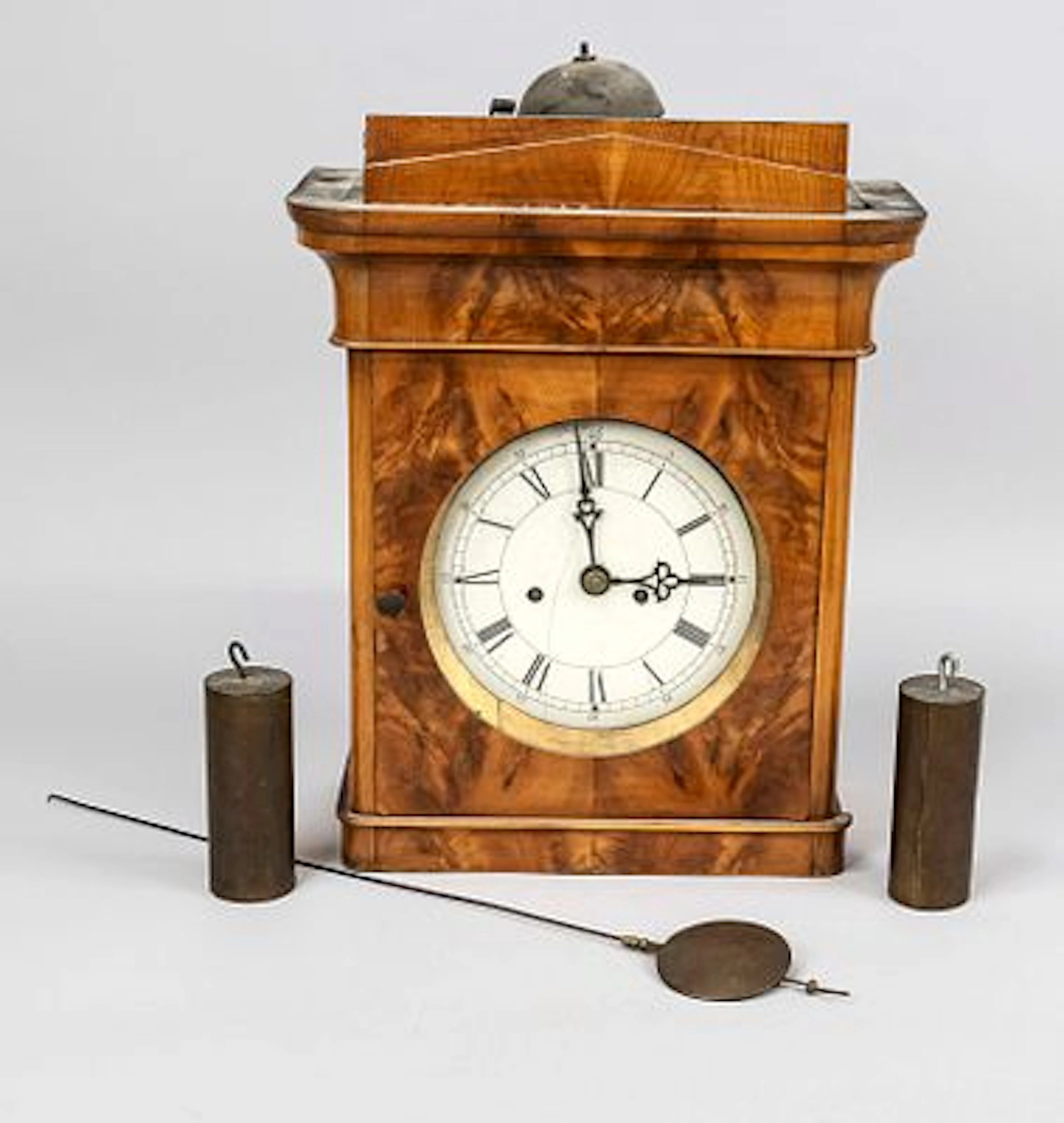 Kopf einer Standuhr 2.H.19.Jh., Nuss
