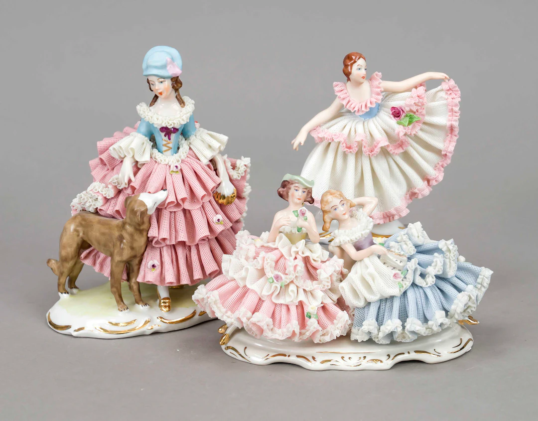 Drei Figuren mit Krinolinekleider