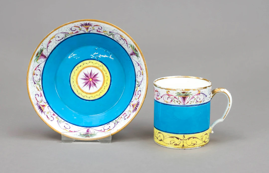 Tasse mit UT, Sevres, 18. Jh., Wa