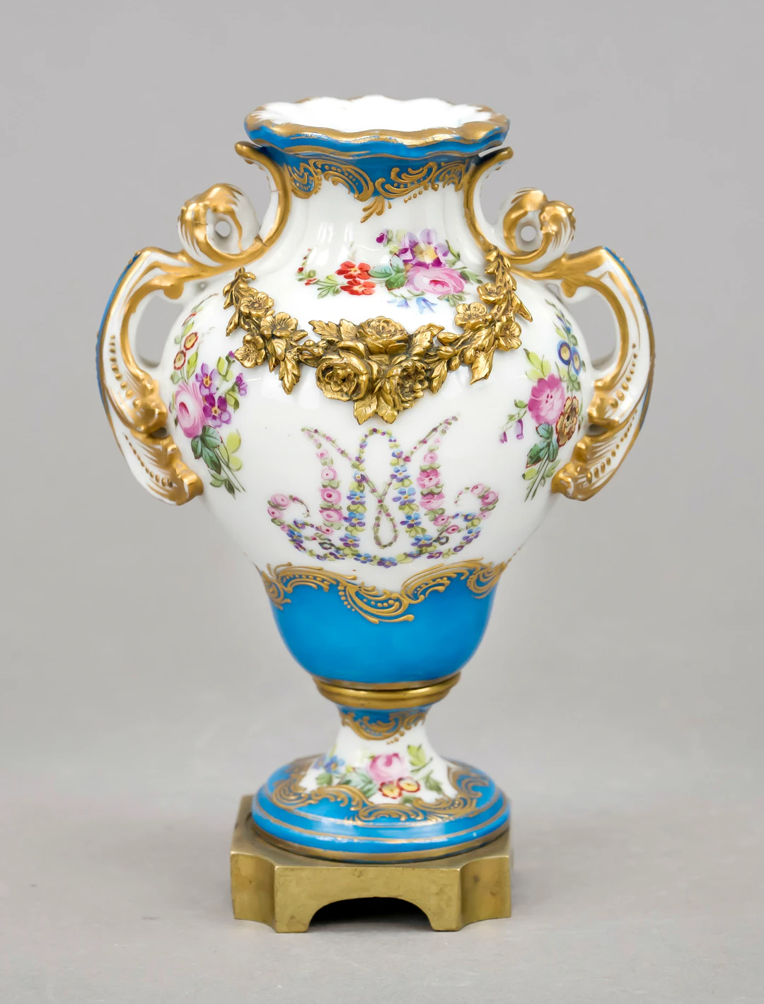 Kleine Ziervase im Sèvres-Stil, F