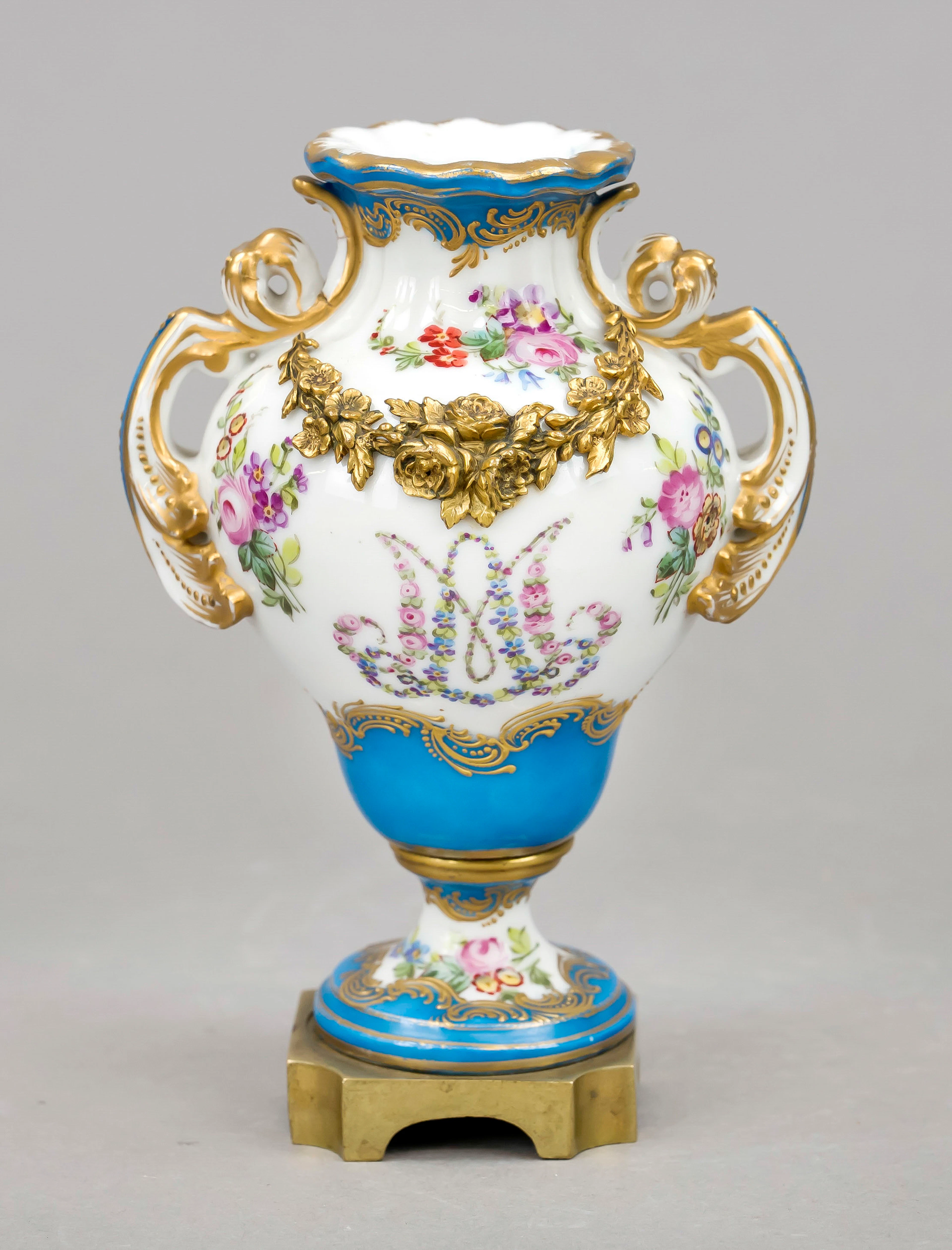 Kleine Ziervase im Sèvres-Stil, F