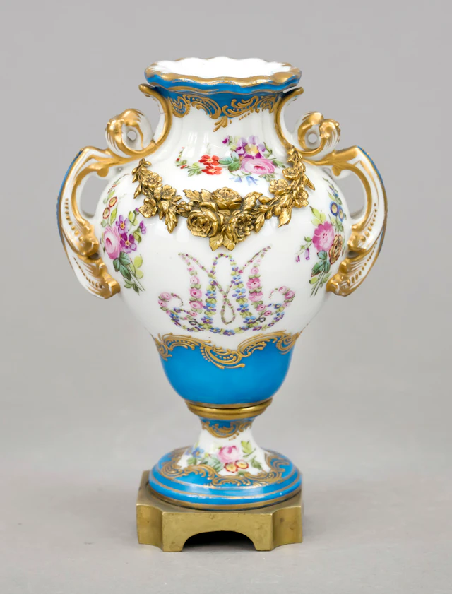 Kleine Ziervase im Sèvres-Stil, F