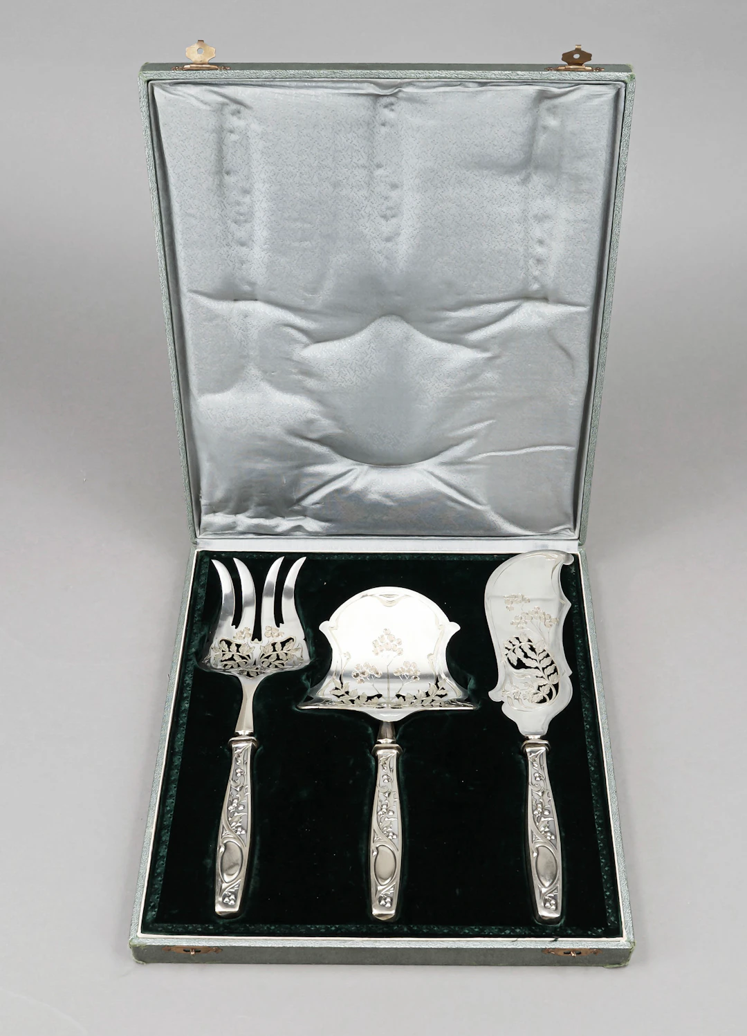 Dreiteiliges Jugendstil-Vorlegebe
