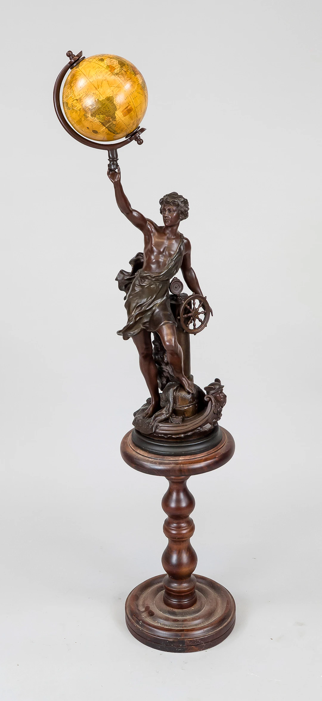 Figur mit Globus, 20. Jh., bronzi