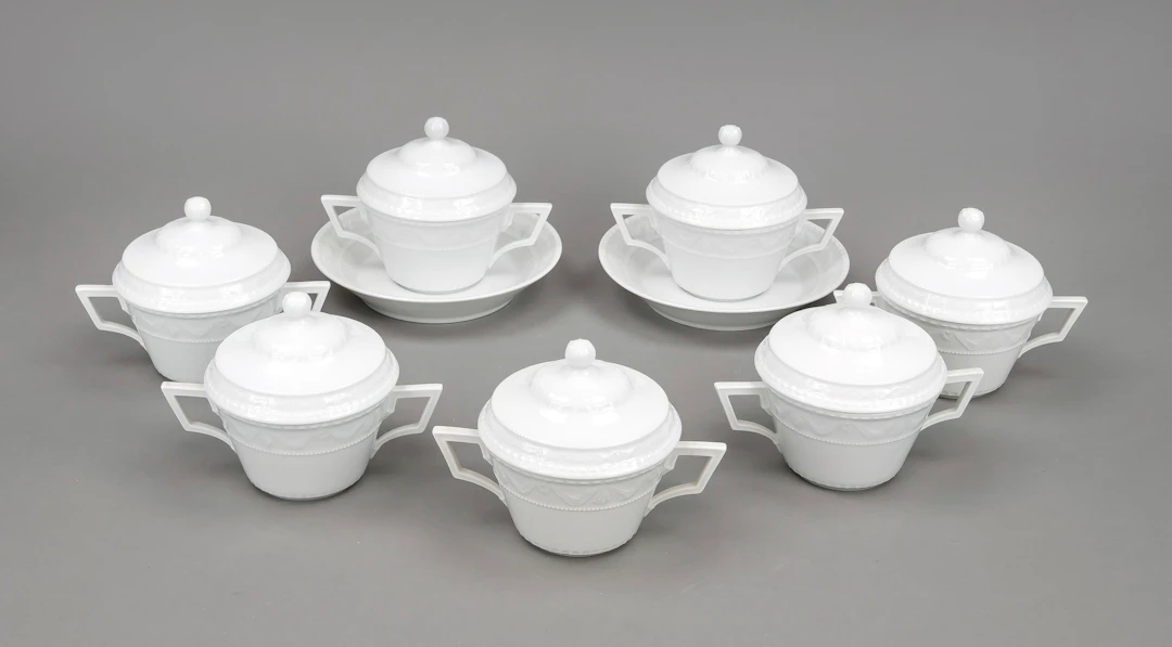 7 Suppentassen mit Deckel und 2 U