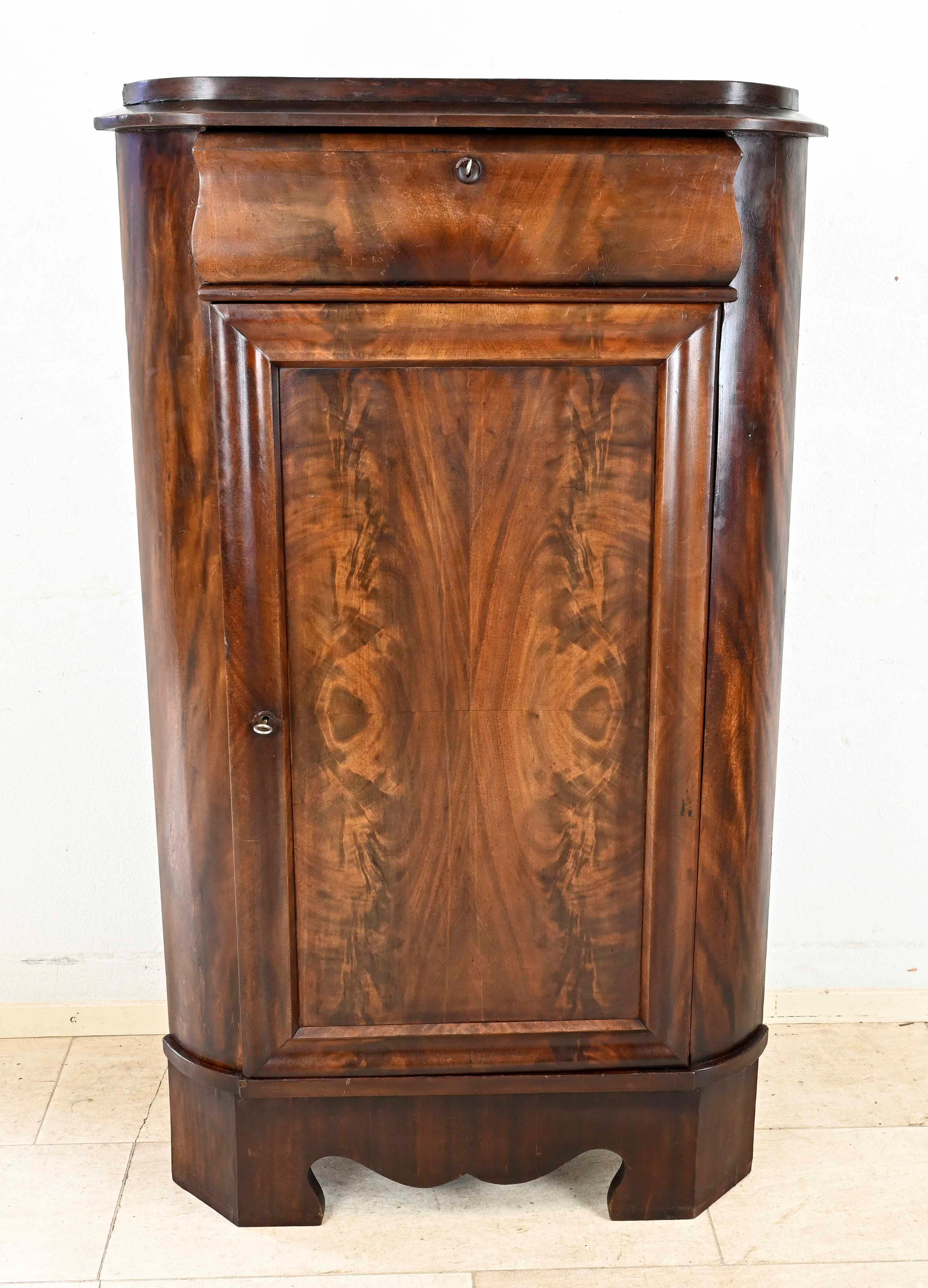 Spät-Biedermeier Eckschrank um 18
