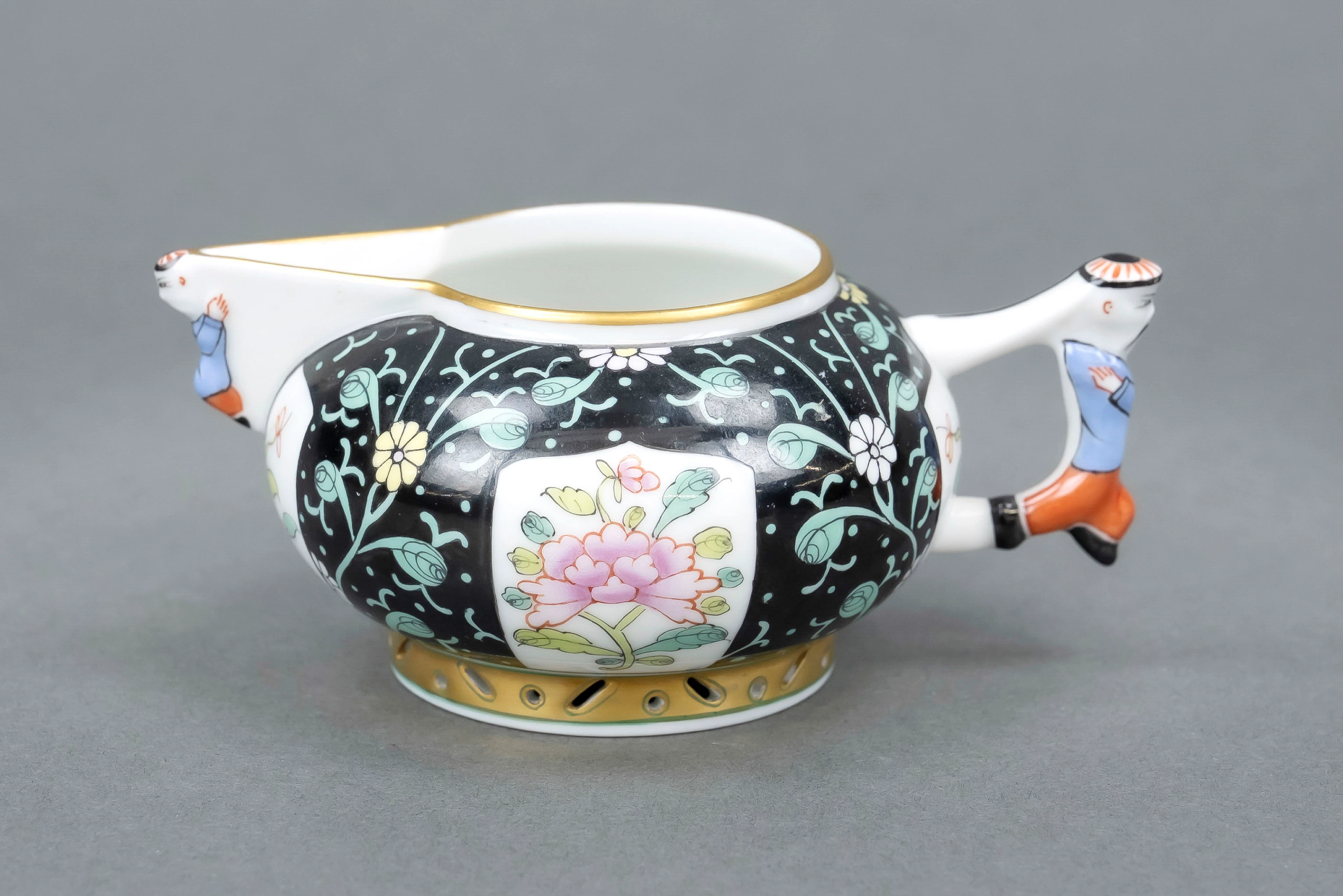 Kännchen mit Mandarin-Henkel, Her