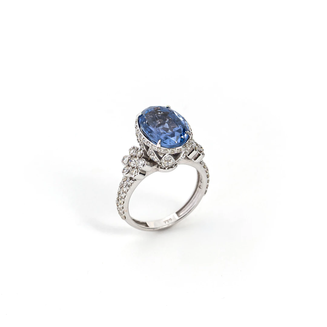 Anello con Zaffiro Sri Lanka. Oro bianco 18kt, zaffiro violet blu