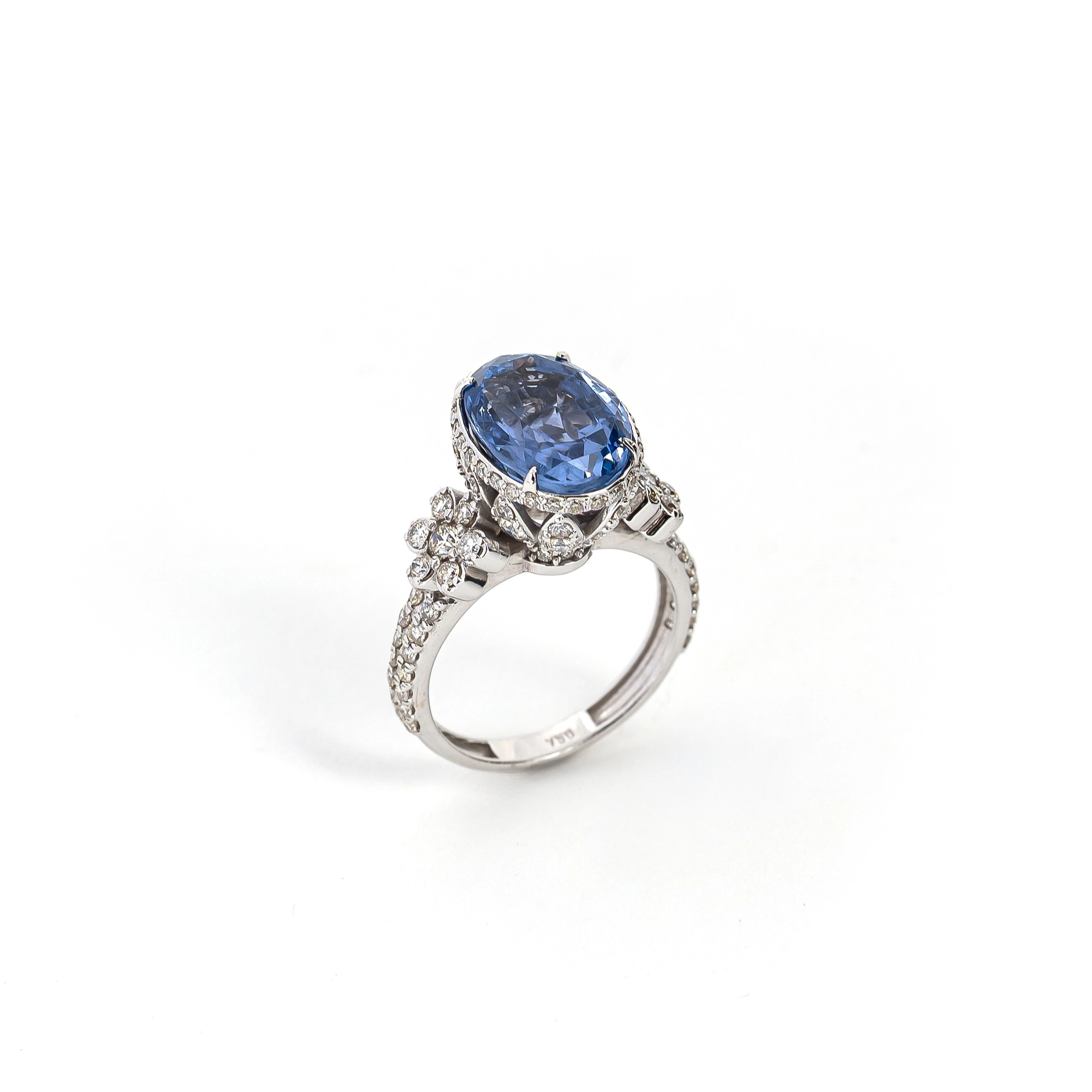 Anello con Zaffiro Sri Lanka. Oro bianco 18kt, zaffiro violet blu